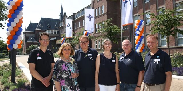 Bürgermeisterin Karin Meincke mit den Einrichtungsleitungen der St. Augustinus Gruppe am Standort Krefeld Königshof 